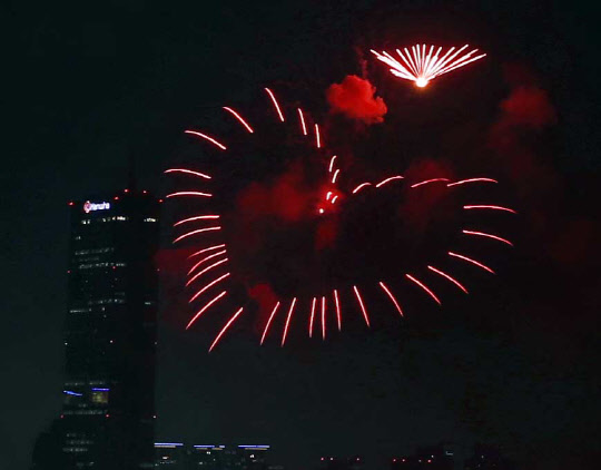 '한화와 함께하는 서울세계불꽃축제 2017'가 열린 30일 저녁 아름다운 불꽃이 서울 여의도와 한강 밤하늘을 수놓고 있다. 연합뉴스